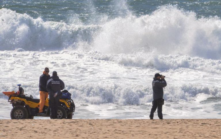 ENCONTRADOS CORPOS DOS DOIS AUSTRÍACOS DESAPARECIDOS NA PRAIA DO MECO
