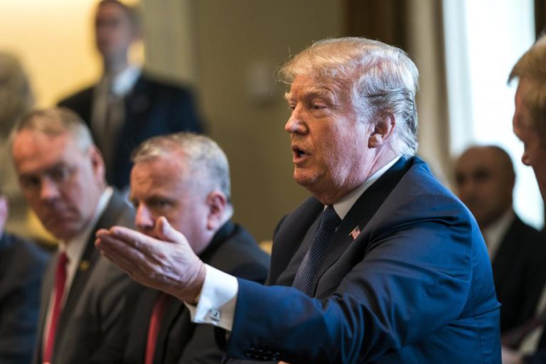 TRUMP CONDENA “ATAQUE HEDIONDO ” NA SÍRIA E PROMETE DECISÕES NOS PRÓXIMOS DIAS
