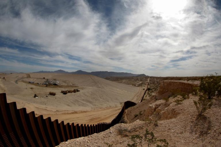 ELEMENTOS DA GUARDA NACIONAL DOS EUA COMEÇARAM A CHEGAR À FRONTEIRA COM O MÉXICO
