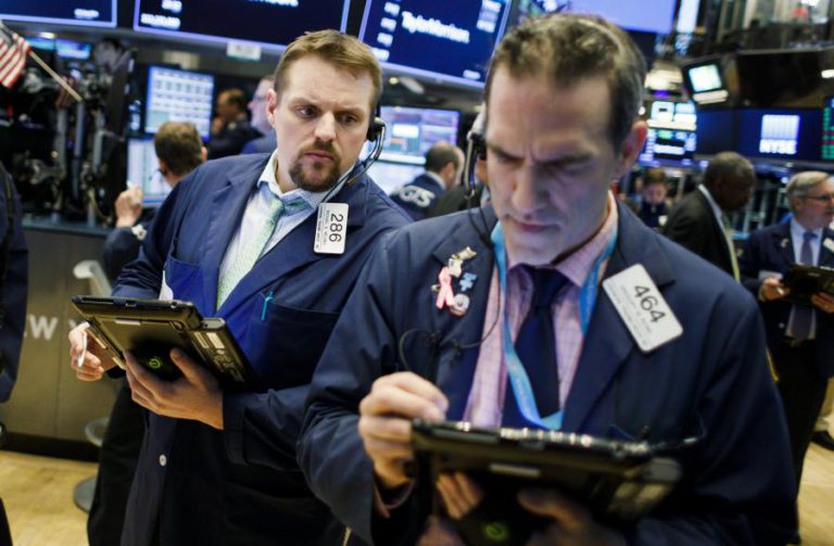 WALL STREET FECHA MÊS EM BAIXA COM TURBULÊNCIA NAS TELECOMUNICAÇÕES, GEOPOLÍTICA E JUROS