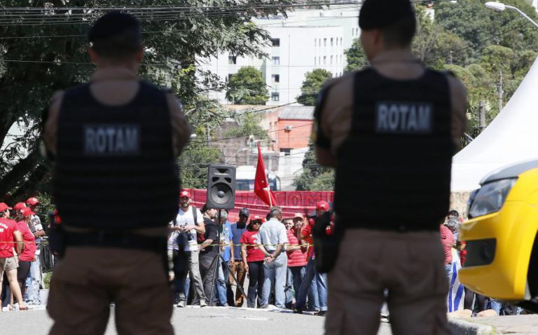POLÍCIA BRASILEIRA REFORÇA SEGURANÇA JUNTO A VIGÍLIA DE APOIO A LULA DA SILVA