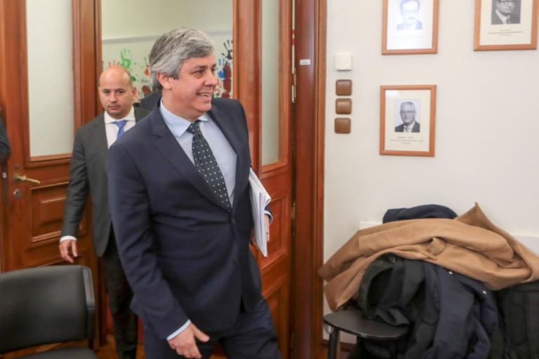 PCP E BE QUEREM DIFERENÇA ENTRE DÉFICE PREVISTO E NOVA META APLICADA NO SNS