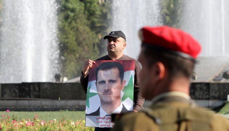 CENTENAS DE SÍRIOS EM MANIFESTAÇÃO DE APOIO A BASHAR AL-ASSAD EM DAMASCO
