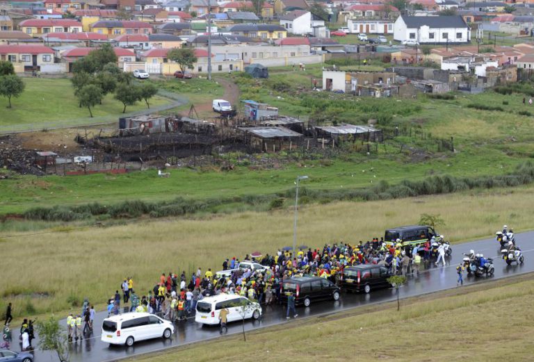 VIDA DE RESISTÊNCIA DE WINNIE MANDELA EVOCADA EM CERIMÓNIA FÚNEBRE
