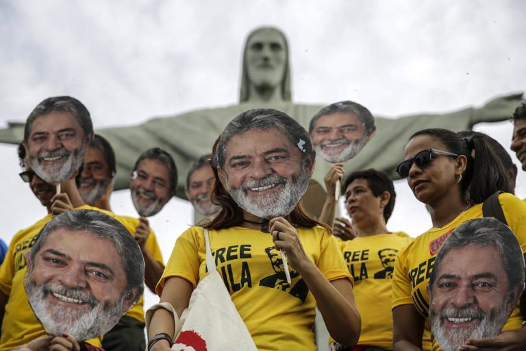 LULA DA SILVA DIZ ESTAR “TRANQUILO, MAS INDIGNADO” EM PRIMEIRA CARTA DA PRISÃO