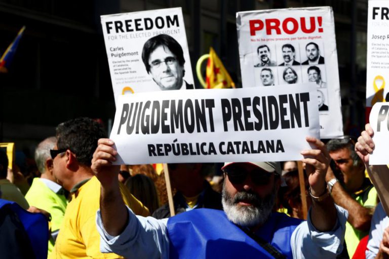 MANIFESTAÇÃO EM BARCELONA PEDE LIBERTAÇÃO DE PRESOS E DIÁLOGO POLÍTICO