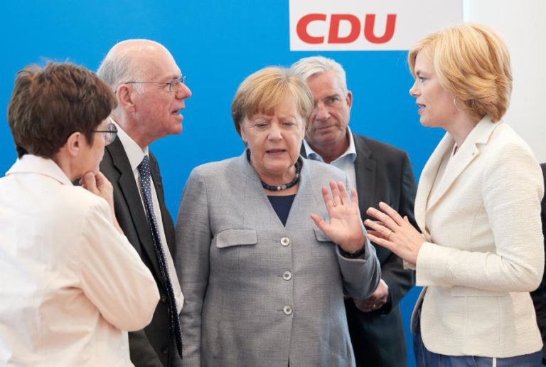 PARTIDO DE MERKEL CRITICA PROJETOS DE MACRON PARA A ZONA EURO
