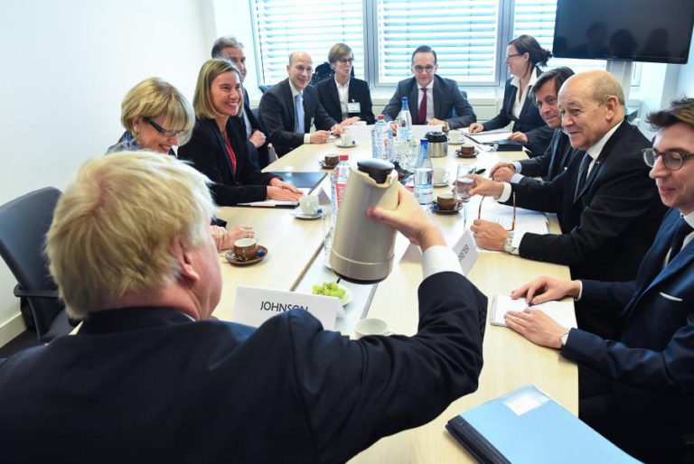 MNE DA UNIÃO EUROPEIA CONSIDERAM “INACEITÁVEL” O USO DE ARMAS QUÍMICAS