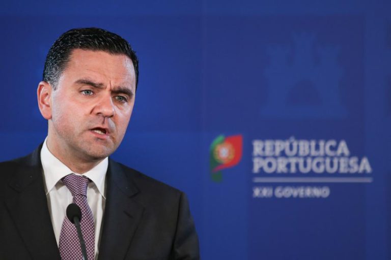 MINISTRO DEFENDE PORTUGAL COESO PARA NEGOCIAR FUNDOS EM BRUXELAS