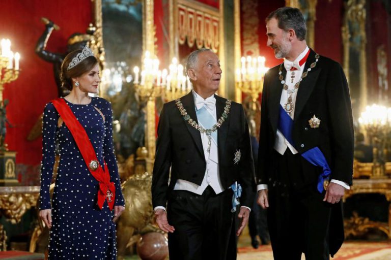 FELIPE VI DESTACA QUE PORTUGAL E ESPANHA CAMINHAM AGORA DE “MÃOS DADAS”