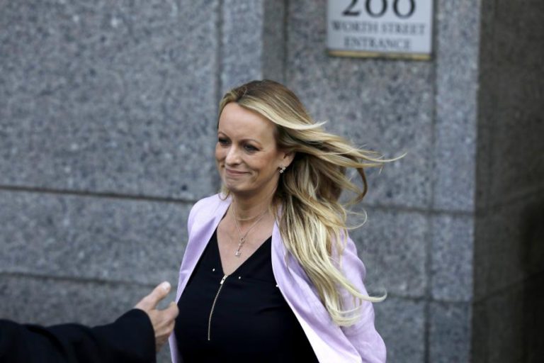 INÍCIO DO JULGAMENTO DA QUEIXA DE ATRIZ PORNO CONTRA TRUMP ADIADO PARA JULHO