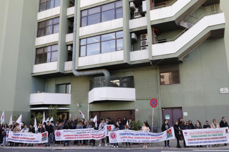 TRABALHADORES DO PINGO DOCE PROTESTAM JUNTO À SEDE E PEDEM CONTRATO COLETIVO