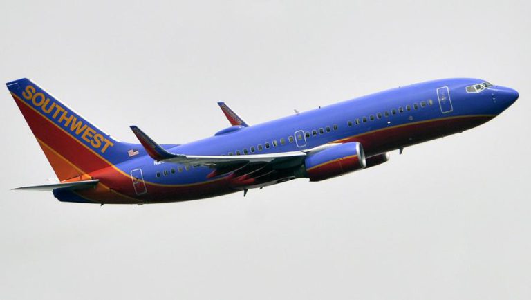 AVARIA NUM BOEING 737 FORÇA ATERRAGEM DE EMERGÊNCIA EM FILADÉLFIA E FAZ FERIDO GRAVE