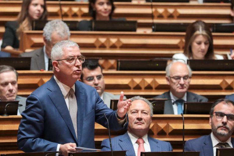 FERNANDO NEGRÃO E ANTÓNIO COSTA TROCAM ACUSAÇÕES SOBRE OBRAS NO HOSPITAL DE SÃO JOÃO