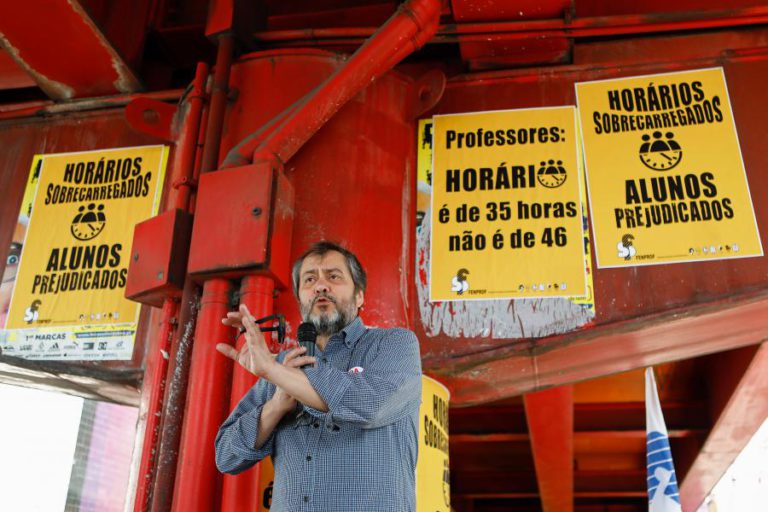 PROFESSORES EXIGEM HORÁRIO DE 35 HORAS COMO OS RESTANTES TRABALHADORES
