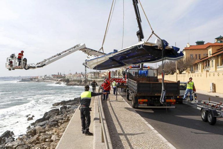 MARGINAL CORTADA NA SEQUÊNCIA DO ACIDENTE COM UMA EMBARCAÇÃO NA PAREDE