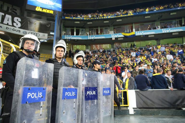 FENERBAHCE-BESIKTAS SUSPENSO DEPOIS DE AGRESSÃO AO TREINADOR SENOL GUNES