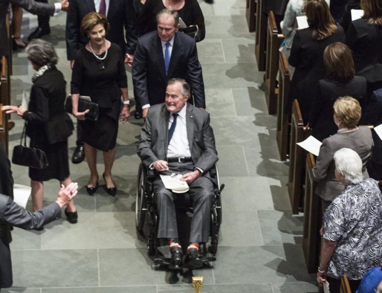 EX-PRESIDENTE BUSH HOSPITALIZADO UM DIA APÓS FUNERAL DA MULHER — PORTA-VOZ