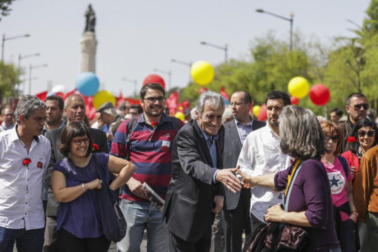 MILHARES DESFILAM EM LISBOA PARA LEMBRAR “REVOLUÇÃO DOS CRAVOS”