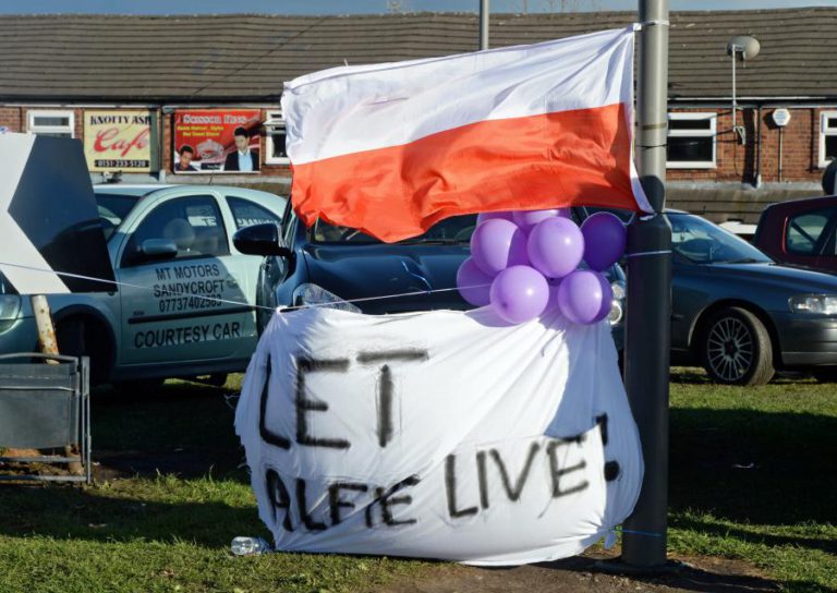 JUSTIÇA BRITÂNICA REJEITA NOVO RECURSO DE PAIS DO PEQUENO ALFIE