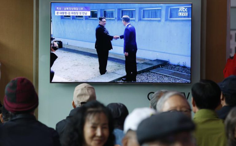 KIM JONG-UN E MOON JAE-IN DÃO APERTO DE MÃO E INICIAM CIMEIRA DAS COREIAS