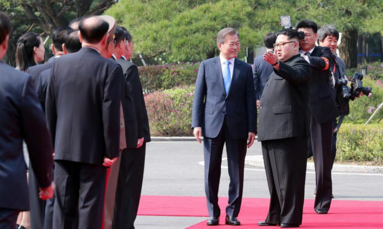 CIMEIRA DAS COREIAS COMEÇOU COM KIM JONG-UN A SAUDAR UMA NOVA “ERA DE PAZ”