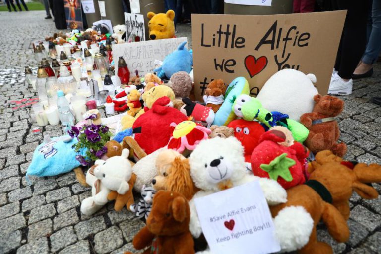 MORREU O BEBÉ ALFIE QUE TINHA UMA DOENÇA DEGENERATIVA E FOI ALVO DE UMA BATALHA JUDICIAL