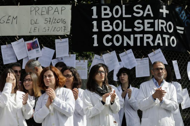 INVESTIGADORES CIENTÍFICOS EXIGEM CONTRATOS A MINISTRO QUE DIZ QUE CONCURSOS SERÃO ABERTOS A TEMPO