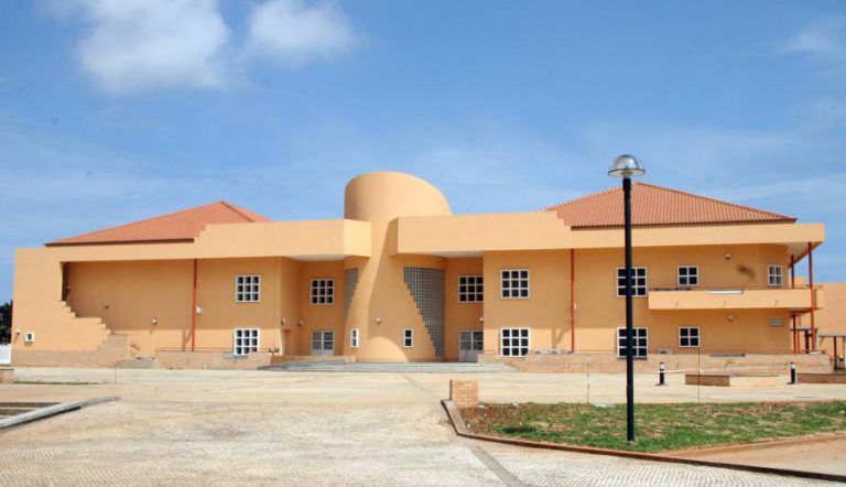 GREVE DE PROFESSORES E INCERTEZAS PARA PAIS E ALUNOS NA ESCOLA PORTUGUESA DE LUANDA