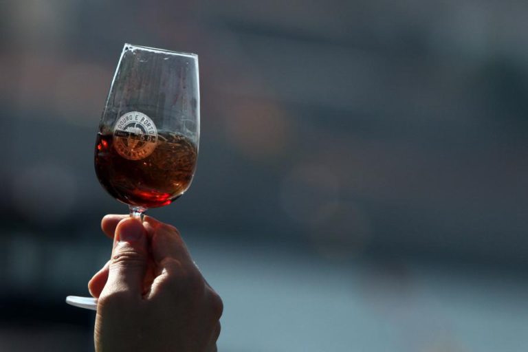 RECORDE DO GUINESS DE MAIOR PROVA DE VINHO DO PORTO BATIDO HOJE EM LISBOA