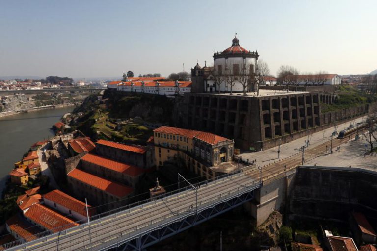 RETIRADA VIATURA QUE CAIU AO RIO DOURO