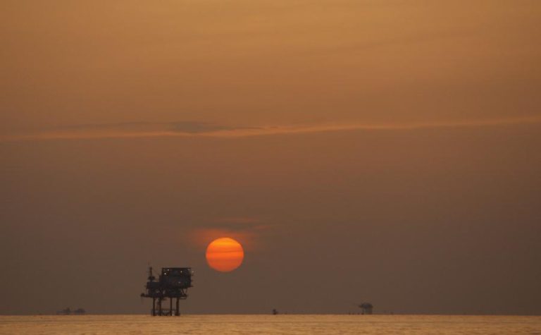 BARRIL BRENT SOBE 1,02% E FECHA SESSÃO NOS 79,22 DÓLARES, COM NÍVEIS DE 2014