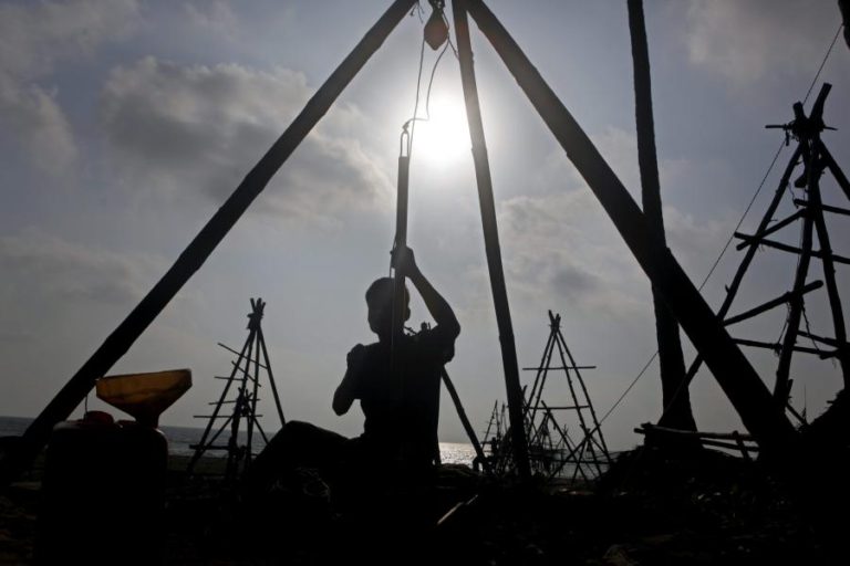 PREÇO DO BARRIL BRENT SOBE 0,10% E ENCERRA DIA NOS 79,30 DÓLARES