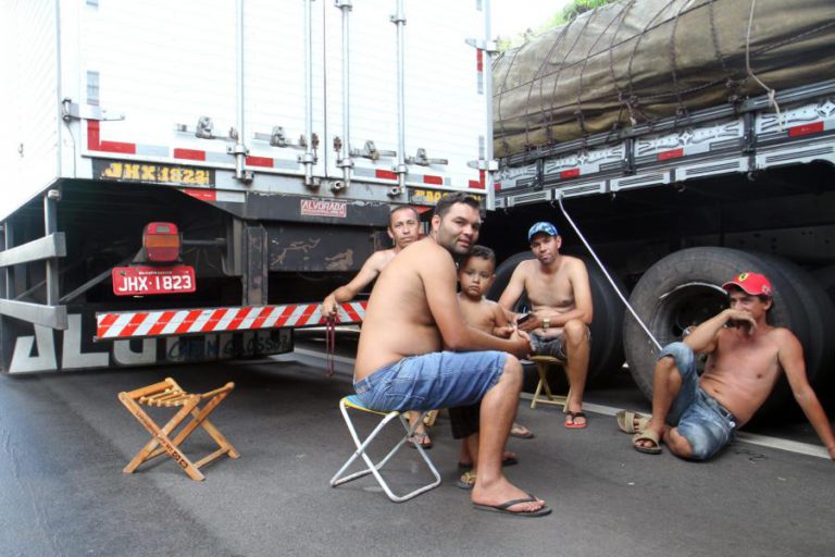 CAMIONISTAS BLOQUEIAM ESTRADAS NO BRASIL EM PROTESTO CONTRA PREÇO DE COMBUSTÍVEIS