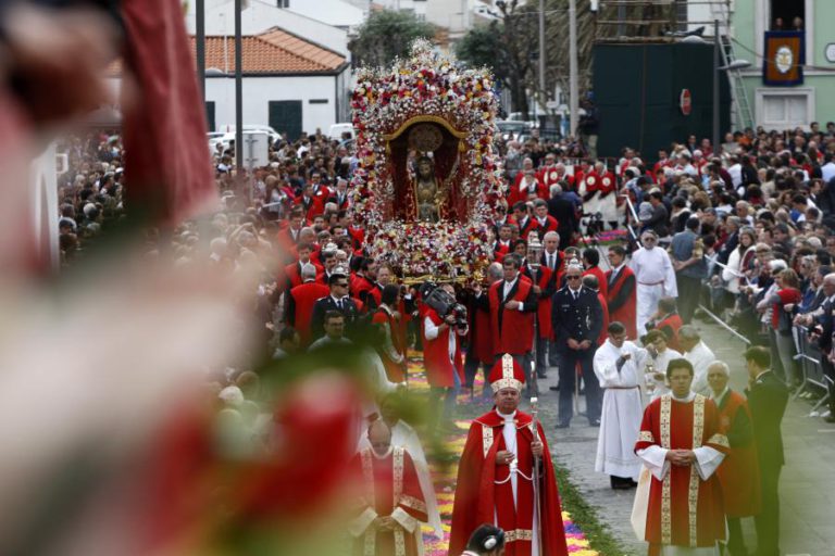 MILHARES DE PESSOAS ESPERADAS HOJE EM PONTA DELGADA NA MUDANÇA DA IMAGEM DO SANTO CRISTO
