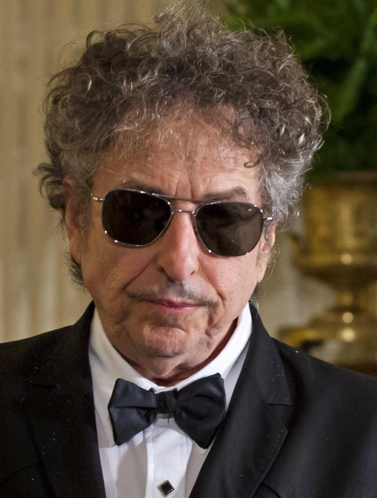 GUITARRA EMBLEMÁTICA DE BOB DYLAN VENDIDA EM LEILÃO POR MAIS DE 420 MIL EUROS