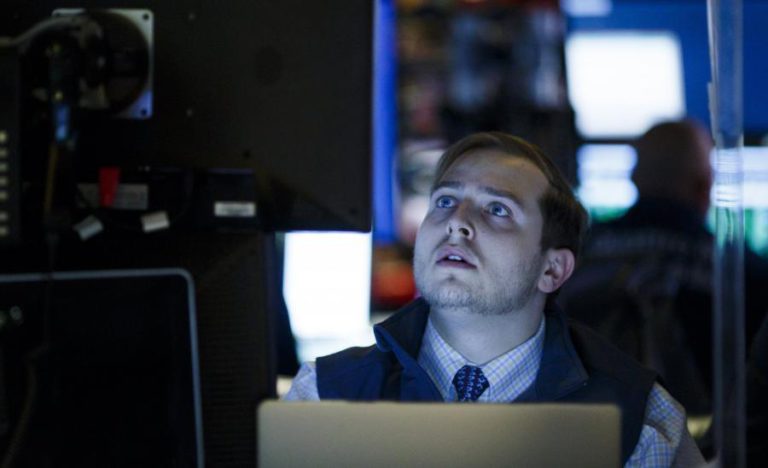 WALL STREET NO VERMELHO EM REAÇÃO ÀS DECISÕES COMERCIAIS DO EUA