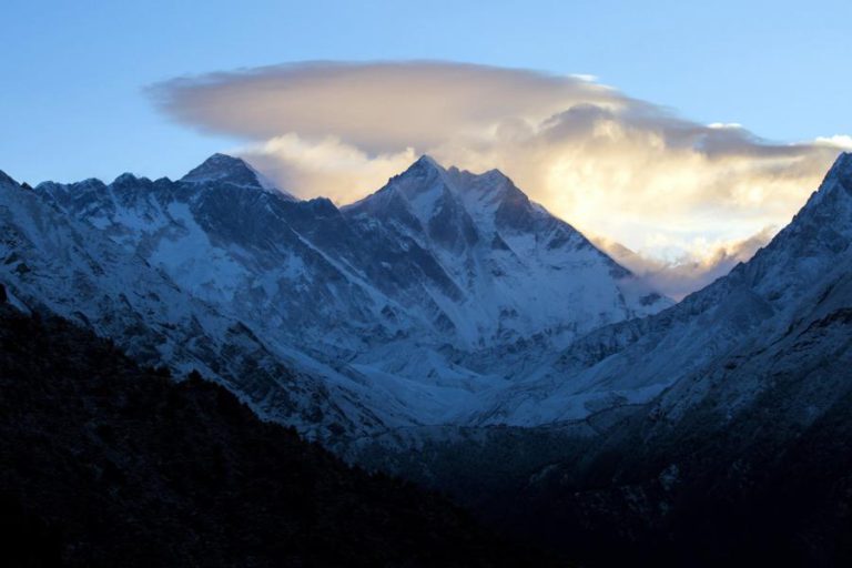 DOIS MONTANHISTAS MORREM A TENTAR ESCALAR O EVERESTE, NO NEPAL