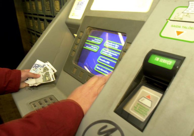 BANCOS TÊM 30 DIAS PARA SUBSTITUÍREM CARTÕES DE SERVIÇOS MÍNIMOS BANCÁRIOS
