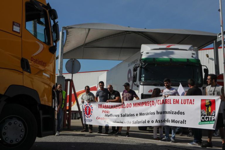 TRABALHADORES DA DISTRIBUIÇÃO COMEMORAM DIA DO TRABALHADOR EM GREVE