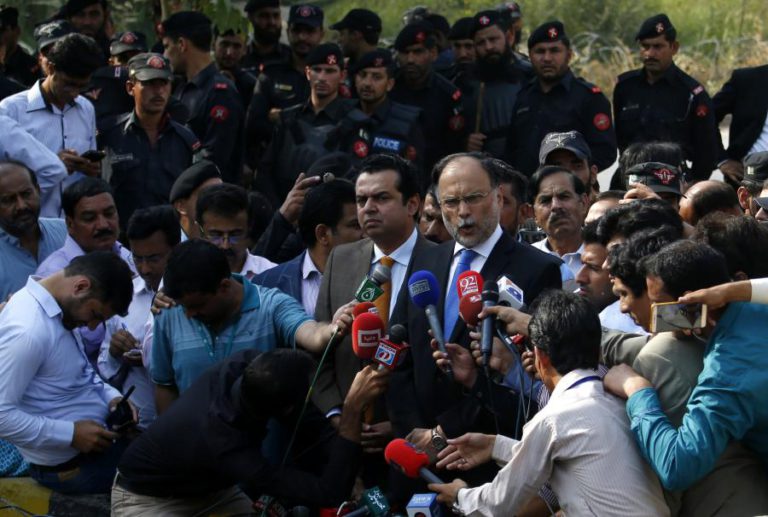 MINISTRO DO INTERIOR DO PAQUISTÃO FOI BALEADO MAS ESTÁ FORA DE PERIGO