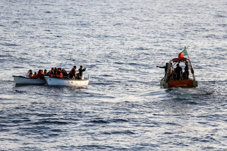 POLÍCIA MARÍTIMA RESGATA 43 MIGRANTES NA GRÉCIA