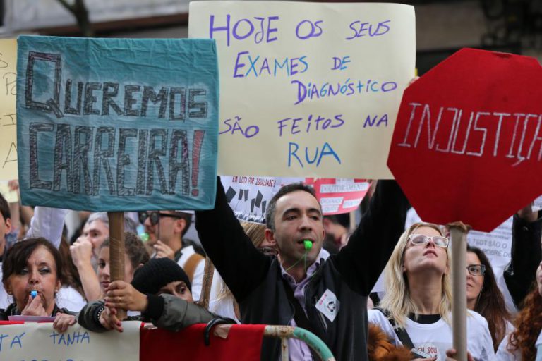 TÉCNICOS DE DIAGNÓSTICO E TERAPÊUTICA INICIAM GREVE E FAZEM MANIFESTAÇÃO EM LISBOA