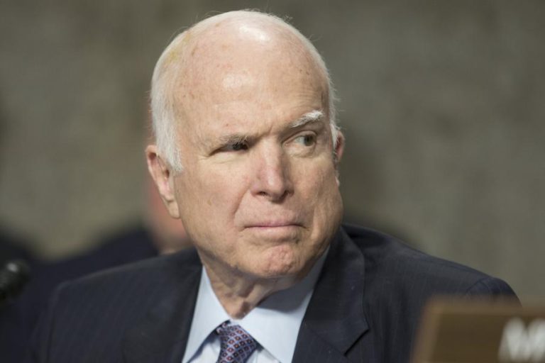 SENADOR JOHN MCCAIN CONTRA CANDIDATA PARA CHEFIAR SERVIÇOS SECRETOS DOS EUA