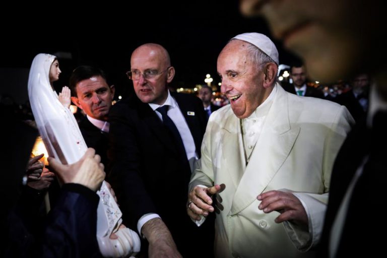 PAPA ASSOCIA-SE À PEREGRINAÇÃO AO SANTUÁRIO DE FÁTIMA ONDE ESTEVE HÁ UM ANO