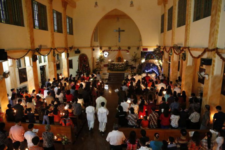 TRÊS ATAQUES A IGREJAS NA INDONÉSIA CAUSAM PELO MENOS DOIS MORTOS