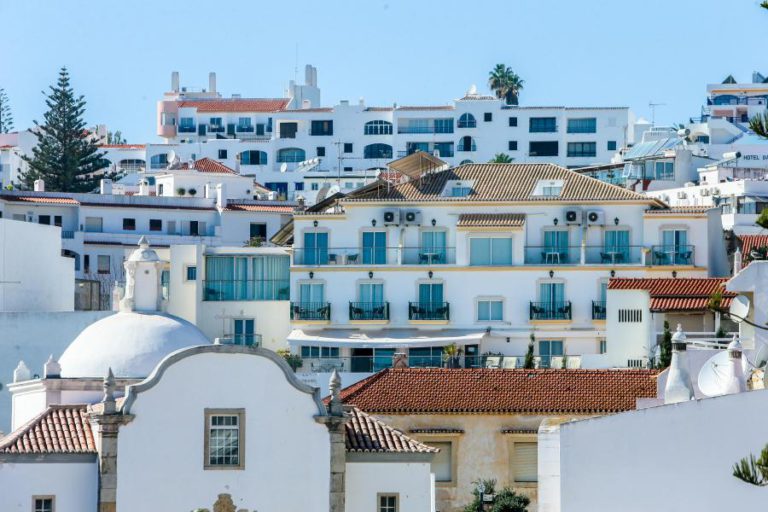 BRITÂNICO DE 61 ANOS MORRE APÓS ATROPELAMENTO E FUGA EM PASSADEIRA EM ALBUFEIRA