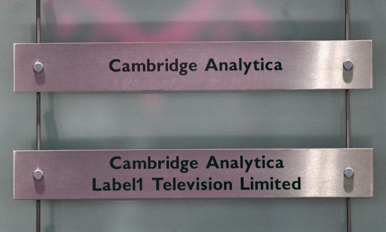 CAMBRIDGE ANALYTICA ENCERRA POR PERDA DE CLIENTES E AUMENTO DE CUSTOS LEGAIS