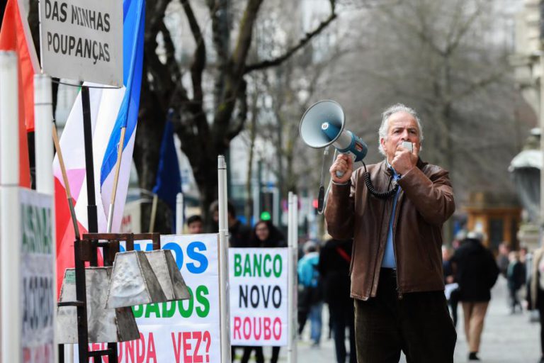 LESADOS DO BES EM PROTESTO NO PORTO AVISAM QUE VÃO ESTAR NO 22.º CONGRESSO DO PS