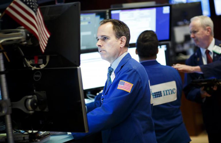 BOLSA DE NOVA IORQUE NO VERMELHO A AGUARDAR DADOS DO COMÉRCIO GLOBAL